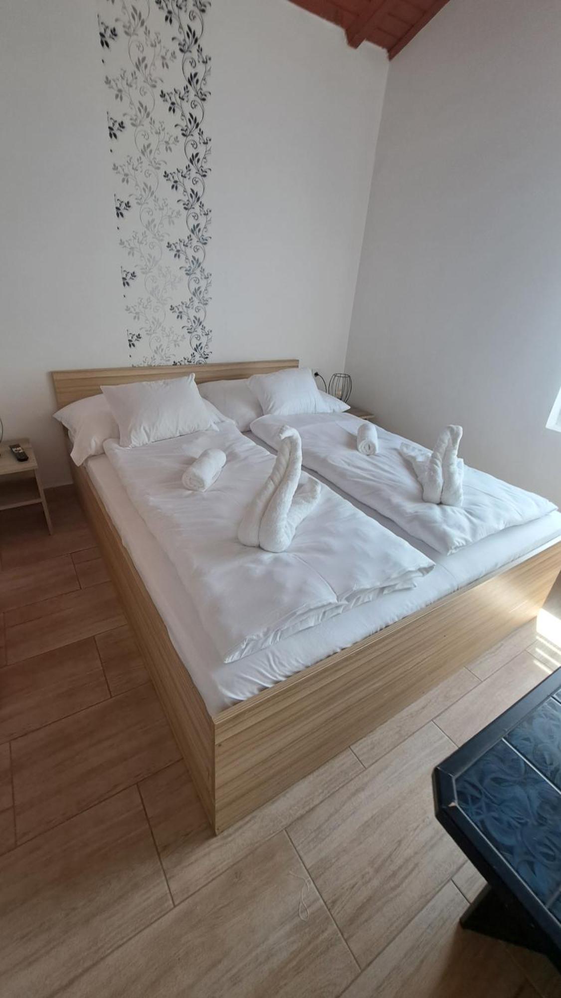 Marabella Apartmanok ハイデゥソボスロー エクステリア 写真
